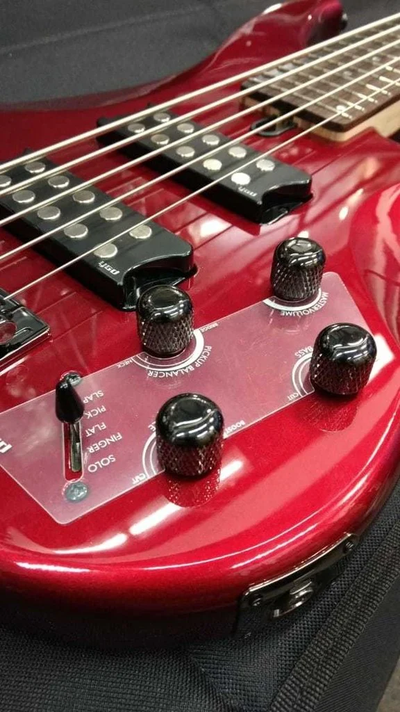 Bajo eléctrico 5 cuerdas activo Yamaha TRBX305 en color rojo - Imagen 3
