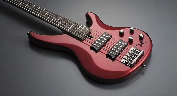 Bajo eléctrico 5 cuerdas activo Yamaha TRBX305 en color rojo - Imagen 4